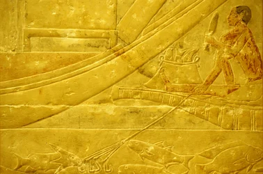 Antiguo Egipto, Talla/pintura mural, Mastaba/Tumba de Idout, Saqqara, 2323-2150 a.C., Un pescador escalando peces y sosteniendo una lanza de cuatro puntas (foto)