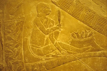 Antiguo Egipto, Grabado mural/pintura, Mastaba/Tumba de Idout, Saqqara, Pescadores sentados en barcas escamando pescado, VI dinastía (foto)