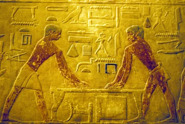 Antiguo Egipto, Talla/pintura mural, Mastaba/Tumba de Ti, V Dinastía, Saqqara, Obreros puliendo madera (foto)