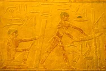 Antiguo Egipto, Talla/pintura mural, Mastaba/Tumba de Ti, Saqqara, V Dinastía, Carpinteros, cepillar y serrar madera (foto)