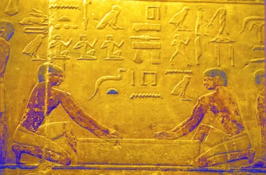 Antiguo Egipto, Talla/pintura mural, Mastaba/Tumba de Ti, Saqqara, V Dinastía, Obreros puliendo madera (foto)