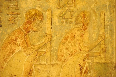 Antiguo Egipto, Tallado/pintura mural, Tumba de Petosiris, Tuna el Gebel, 300 a.C., Trabajadores utilizando mortero (foto)