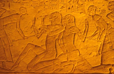 Antiguo Egipto, Pintura mural, prisioneros hititas golpeados con palos, Templo de Ramsés II y Nefertari, Abu Simbe (foto)