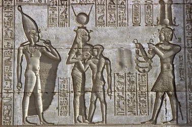 Antiguo Egipto, Pintura mural/talla, Isis amamanta al joven faraón en presencia del niño divino Ihy, mientras el faraón hace una ofrenda, Templo de Hathor, Dendera (foto)