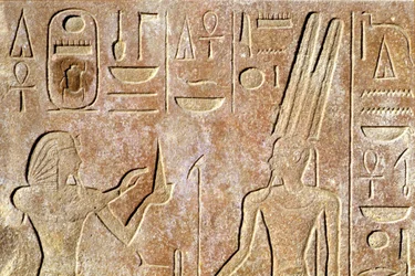 Antiguo Egipto, Pintura mural, Templo de Karnak/Luxor, Hatshepsut ofrece pan a Amón Ra