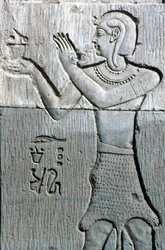 Antiguo Egipto, Pintura mural, Sacerdote con piel de leopardo, ofreciendo incienso, Templo de Sebek y Horus Kom Ombo (foto)