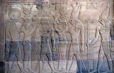 Antiguo Egipto, Pintura mural, Ptolomeo XIII siendo presentado a Horus, Templo de Sebek y Horus, Kom Ombo (foto)