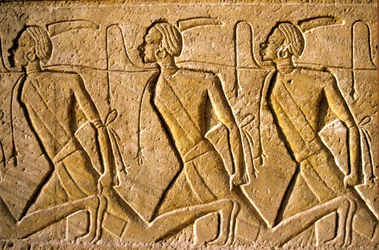 Antiguo Egipto, Pintura mural/talla, Fila de prisioneros que representan al pueblo kushita, representado como africano, que ha sido derrotado por Ramsés II, Templo de Ramsés II, Abu Simbel.