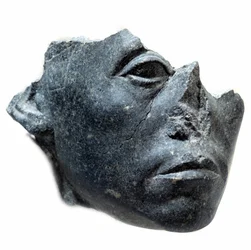 Arte egipcio antiguo: cabeza del rey Sesostris III. Fragmento de estatua. Escultura de granito negro, circa 1900 a.C. (XII dinastía, circa 1963-1786). París, Museo del Louvre