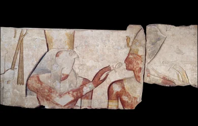 Arte egipcio antiguo: El rey Ramsés II es presentado a las divinidades Horus, Amón y Hathor que le otorgan vida e insignias reales. Bajo relieve de piedra caliza del templo de Ramsés II en Abydos, alrededor de 1250 a.C. Dinastía XIX. Nuevo Imperio. París, 