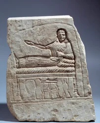 Arte egipcio antiguo: estela funeraria de piedra caliza en nombre de la señora Artemisa. (con banquete tardío) De Kom Abu-Billou, Egipto. Altura 24 cm. Período bajo (siglo III d.C.). París, Museo del Louvre