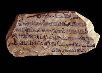 Arte del antiguo Egipto: ostrakon (o ostracon) (plural: ostraca o ostraka) hierático (fragmentos de cerámica en los que se escriben cosas sagradas). Nuevo Imperio de Egipto. París, Museo del Louvre