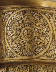 Detalle de un soporte de bandeja incrustado, Egipto o Siria mameluca, primera mitad del siglo XIV