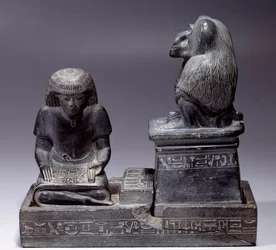 Antigüedades egipcias: el escriba Nebmertouf y el mono Thot, dios de la escritura y patrón de los escribas. Escultura de pizarra. Reinado de Amenofis III (1391-1353)
