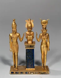Antigüedad egipcia: tríada osiríaca en nombre de Osorkon (Osiris rodeado de Isis y Horus). Colgante de oro y lapislázuli. Dinastía XXII, Baja Época. París, Museo del Louvre