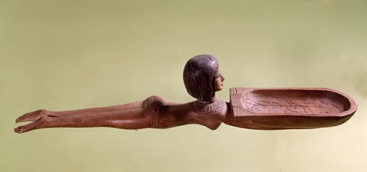Antigüedad egipcia: cuchara de madera para cosméticos con forma de nadadora desnuda que sostiene un pato. XVIII dinastía, Imperio Nuevo. París, Museo del Louvre