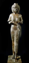 Antigüedad egipcia: estatua de bronce de la reina Karomama, esposa del faraón Takelot II. XXI dinastía. París, Museo del Louvre