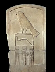 Antigüedad egipcia: detalle de una estela en piedra caliza del rey Serpiente con representación del dios Horus. De Abydos. Período de Thinitas (ca. 3100-2700 a.C.). París, Museo del Louvre