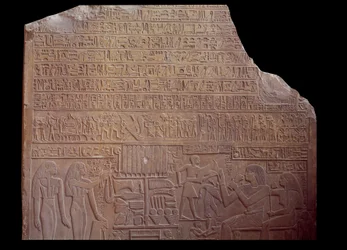 Antigüedades egipcias: estela funeraria cubierta con una inscripción en lenguaje codificado en forma de jeroglíficos. París, Museo del Louvre