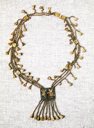 Antigüedades egipcias: collar de oro del faraón Pinedjem. 21ª dinastía (ca. 1069-945). París, Museo del Louvre