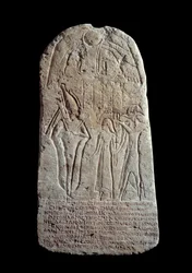 Antigüedad egipcia: estela funeraria de piedra caliza de un joven que murió a los dieciséis años. Siglo I o II d.C. Epitafio en griego. De Abydos. París, Museo del Louvre