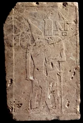 Antigüedad egipcia: relieve de piedra caliza que representa al rey Qahedjet (Kahedjet) abrazado por el dios Horus. Imperio Antiguo. Final de la 3ª dinastía. 2700-2620 a.C. París, Museo del Louvre