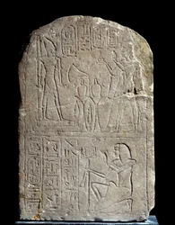 Antigüedad egipcia: estela de piedra caliza en nombre del rey Anya. El faraón Ramsés II ofrece incienso a su propia estatua divina colosal. Reino de Ramsés II (1279-1213 a.C.). Del serapeum de Saqqara. París, museo del Louvre