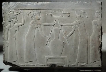 Antigüedad egipcia: bajo relieve de piedra caliza que representa a mujeres prensando flores de lirio para extraer la esencia llamada “extracción de lirinon” alrededor de 500-400 a.C. (¿era Saíta?)