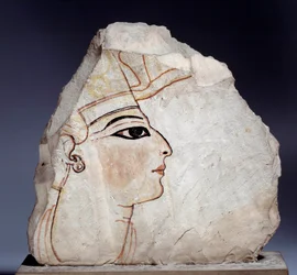Antigüedad egipcia: ostrakon (o ostracon) (plural: ostraca u ostraka), fragmentos de cerámica de piedra caliza con perfil real. Dinastía XIX (1295-1186 a.C.). París, Museo del Louvre