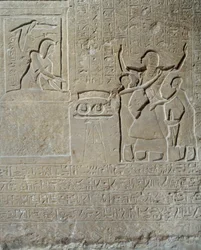 Antigüedad egipcia: relieve en piedra caliza de Hormin: Sethi I distribuye los collares de valor como recompensa por su valentía a Hormin, jefe del harén del rey. Dinastía XIX (1295-1186 a.C.). Museo del Louvre, París