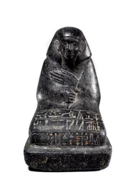 Antigüedad egipcia: escultura en gabro que representa al alto funcionario Senpou. Imperio Medio (2033-1710 a.C.) París, Museo del Louvre