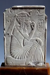 Antigüedad egipcia: pequeña estela de piedra caliza de Ramsés II: el niño rey se sienta sobre el signo del horizonte. Dinastía XIX (ca. 1295-1186). París, Museo del Louvre