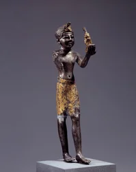 Antigüedad egipcia: estatuilla del rey (¿Sethi I?) haciendo la ofrenda de Maat. Escultura de plata y oro. Reinado de Sethi. París, Museo del Louvre