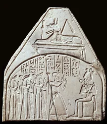 Antigüedades egipcias: fragmento de estela que representa la adoración del dios Osiris. Encima se representa a Anubis. París, Museo del Louvre