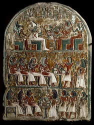 Antigüedad egipcia: estela de Irynefer, en la parte superior los dioses Osiris y Anubis frente a Amenofis I y Ahmes Nefertari divinizados; en el centro Irynefer, su esposa Mehytkhaty y su hija Hathor hacen la ofrenda funeraria a sus padres, en la parte inf