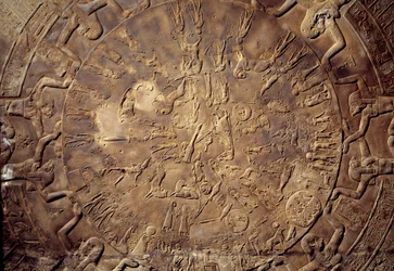 Antigüedad egipcia: detalle del zodiaco con constelaciones en relieve del techo de la capilla oriental de Osiris del Templo de Hathor en Dendera. 30 a. C. París, Museo del Louvre