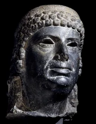Cabeza de Cleopatra III, escultura de basalto. Civilización egipcia, Período Ptolemaico, siglo II a.C.
