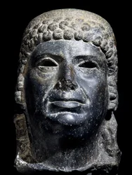 Cabeza de Cleopatra III, escultura de basalto. Civilización egipcia, Período Ptolemaico, siglo II a.C.