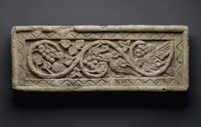 Relieve de un pergamino vegetal que encierra pájaros y uvas, de Behnesa, siglo V-VI (piedra caliza)