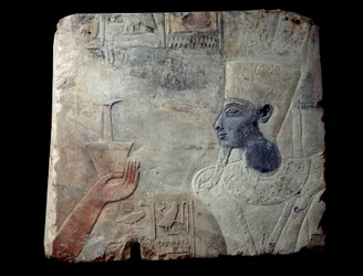Relieve del templo de Thutmosis III en Elefantina: Faraón seguido por una diosa coronada con columnas de jeroglíficos. Escultura en gres (piedra), alrededor de 1390-1353 a.C. De Asuán, sitio de Elefantina. París, Museo del Louvre