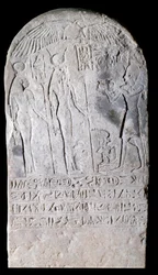 Estela de piedra caliza que representa una escena de ofrendas cubierta de jeroglíficos. Reinado de Osorkon I (924-889 a.C.). 22ª dinastía París, Museo del Louvre