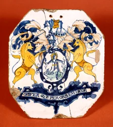 Azulejo de boticario mostrando el escudo de armas y el lema de la Worshipful Society of Apothecaries of London (cerámica)