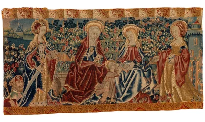 Tapiz frontal de altar que representa a la Virgen con el Niño y a Santa Ana asistida por dos santos, finales del siglo XV-principios del XVI (lana y seda)
