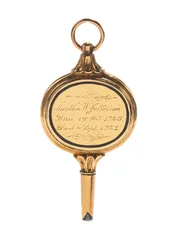 Llave de reloj grabada memento mori, con un mechón de cabello de Martha Wayles Jefferson, francés o inglés, finales del siglo XVIII - principios del siglo XIX