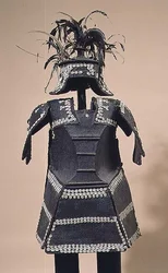 Armadura Ata de Mindanao, Filipinas (ratán recubierto de resina y bordado con conchas de cauri)