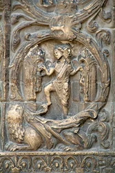 Arte gótico: Piedroit del portal derecho de la fachada occidental de la Basílica de Saint Denis representando el trabajo de los campos: Enero. Saint-Denis, Francia