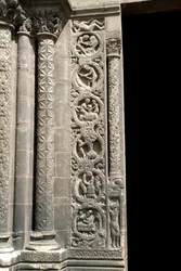 Arte Gótico: Pórtico derecho de la fachada occidental de la Basílica de Saint Denis representando el trabajo de los campos (izquierda). Saint-Denis, Francia