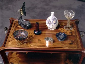 Jarrón de vidrio iridiscente de Loetz, un lazo de pâte-de-verre de Argy Rousseau y un vaso con decoración moldeada y grabada de Lalique