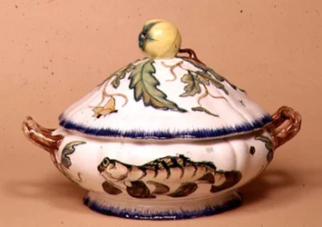 Sopera de Leboeuf et Milliet, decorada por Rousseau según los diseños de Bracquemond