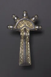 Fíbula de arco, Alemánica, 500-550 (plata dorada y nielado)